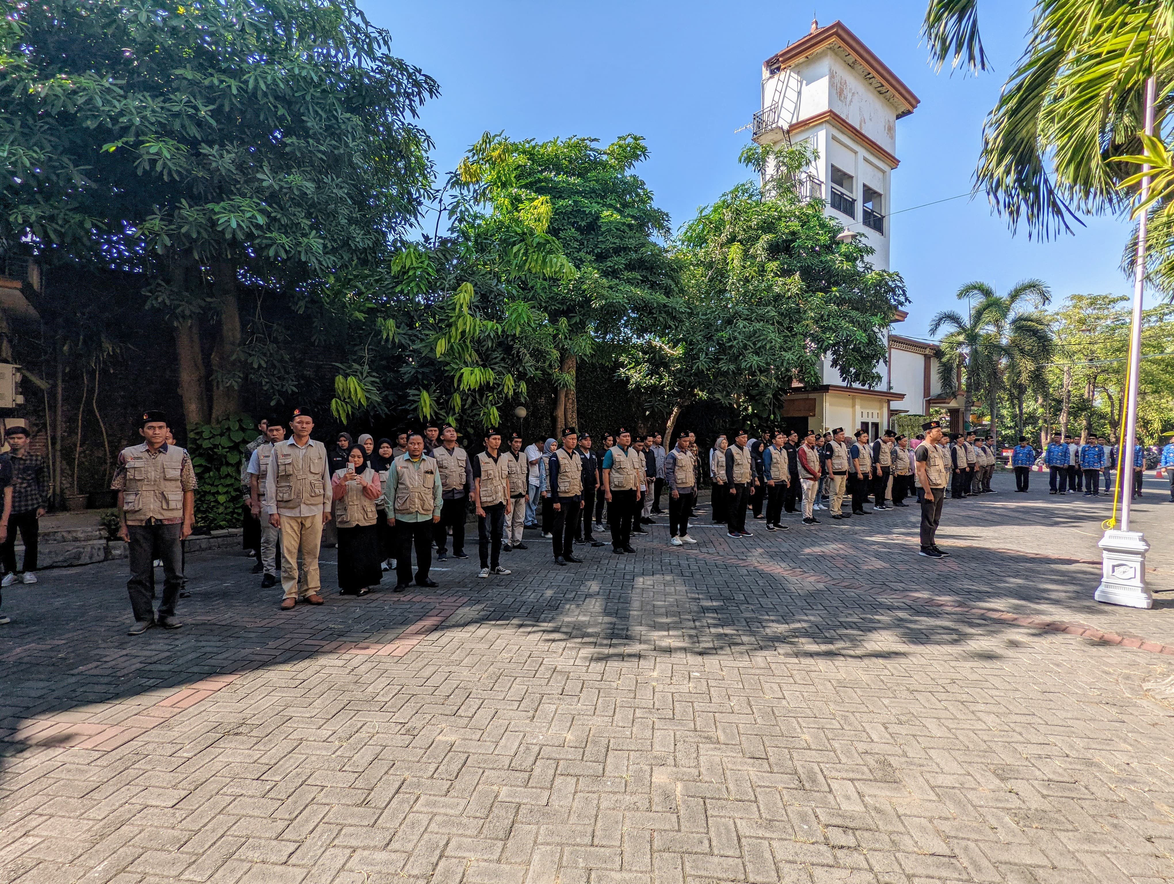 Bawaslu Kabupaten Lamongan Beserta Jajaran Panwaslu Kecamatan Melaksanakan Upacara HUT RI ke- 79 di Lapangan Hotel Mahkota Lamongan