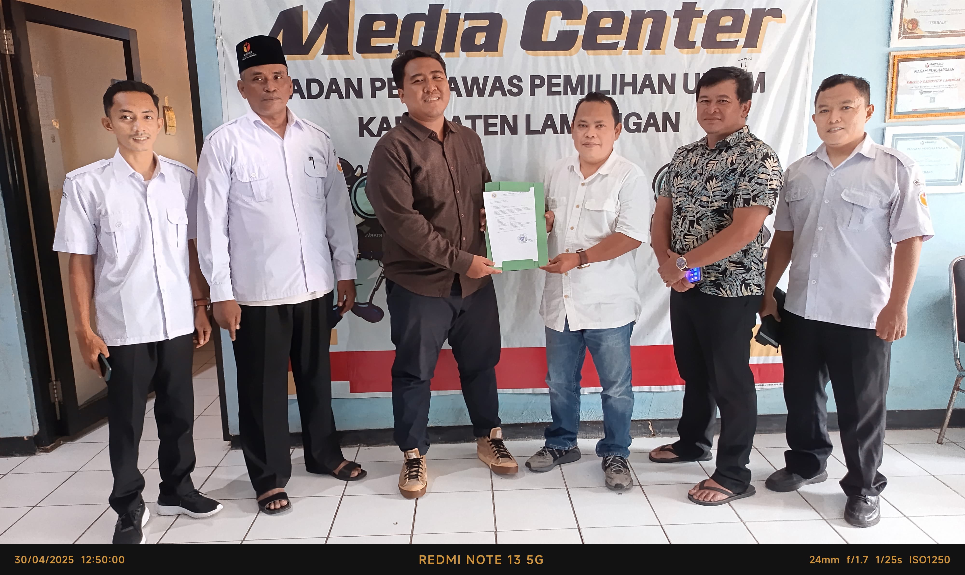 Bawaslu Kabupaten Lamongan menerima Permohonan Kegiatan Penelitian dari Mahasiswa S2 Universitas Airlangga Surabaya