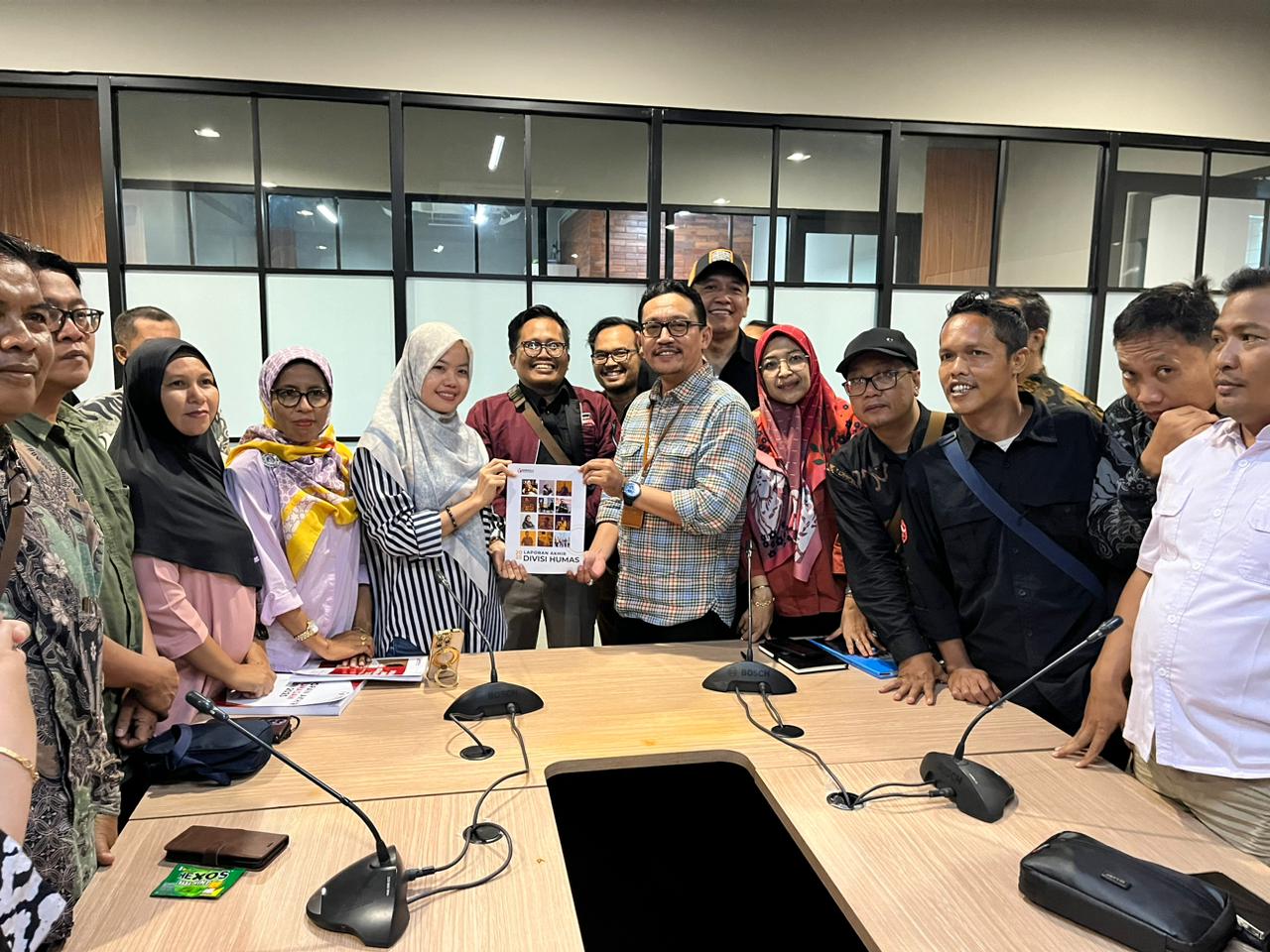 Bawaslu Kabupaten Lamongan Serahkan Laporan Akhir Kehumasan kepada Bawaslu RI 