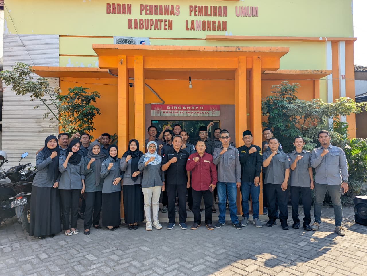 Haru Warnai Apel Pagi Purna Tugas Terakhir Kepala Sekretariat Bawaslu Kabupaten Lamongan Agus Prijambodo, S.H.