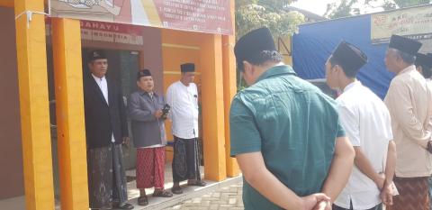 Lamongan – 22 Oktober 2025. Badan Pengawas Pemilihan Umum (Bawaslu) Kabupaten Lamongan menggelar upacara peringatan Hari Santri Nasional (HSN) tahun 2025 di halaman kantor Bawaslu setempat, Rabu (22/10/2025). Kegiatan ini diikuti oleh seluruh jajaran sekretariat, serta para staf atau internal Bawaslu Kabupaten Lamongan.   Upacara berlangsung khidmat dengan mengusung tema nasional “Mengawal Indonesia Merdeka Menuju Peradaban Dunia.” Tema ini menjadi refleksi semangat santri dalam menjaga keutuhan bangsa dan 