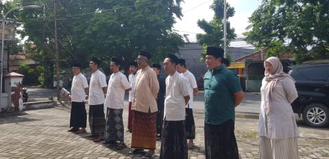 Lamongan – 22 Oktober 2025. Badan Pengawas Pemilihan Umum (Bawaslu) Kabupaten Lamongan menggelar upacara peringatan Hari Santri Nasional (HSN) tahun 2025 di halaman kantor Bawaslu setempat, Rabu (22/10/2025). Kegiatan ini diikuti oleh seluruh jajaran sekretariat, serta para staf atau internal Bawaslu Kabupaten Lamongan.   Upacara berlangsung khidmat dengan mengusung tema nasional “Mengawal Indonesia Merdeka Menuju Peradaban Dunia.” Tema ini menjadi refleksi semangat santri dalam menjaga keutuhan bangsa dan 