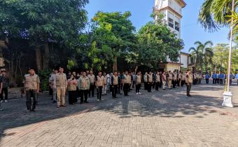 Bawaslu Kabupaten Lamongan Beserta Jajaran Panwaslu Kecamatan Melaksanakan Upacara HUT RI ke- 79 di Lapangan Hotel Mahkota Lamongan