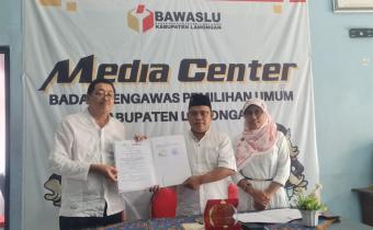 Bawaslu Kabupaten Lamongan Teken MoA Dengan Kominfo Kabupaten Lamongan Tentang Pengawasan Siber Pemilihan Serentak Tahun 2024